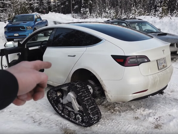 In short: Tesla's Model 3 is equipped with snow chains as standard, which can be assembled and cleaned as needed, but unfortunately there is no skylight.