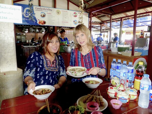 Sandra Eckardt (r.) bekommt in Thailand Hilfe von Phakky.