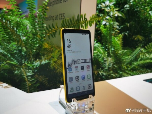 Hisense smartphones use color electronic ink displays at the International Consumer Electronics Show in 2020.