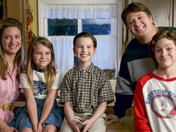 Young Sheldon: Das Spinoff von The Big Bang Theory erzählt die Geschichte des 9-jährigen Sheldon Cooper, der mit seiner Familie in Texas im Jahr 1989 lebt und zur Schule geht.