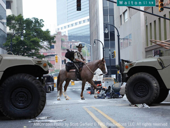 The Walking Dead - Staffel 1: Rick reitet durch Atlanta.
