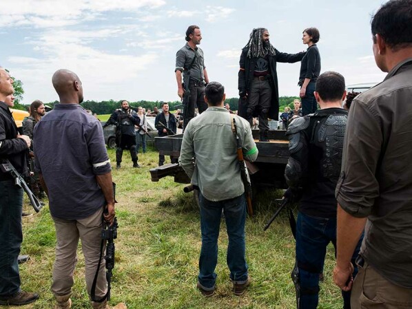 The Walking Dead - Staffel 8: Rick, Ezekiel und Maggie halten auf Hilltop eine Rede.