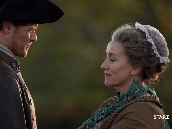 Outlander - Staffel 4: Jocasta begrüßt ihren Neffen Jamie auf ihrer Plantage River Run.