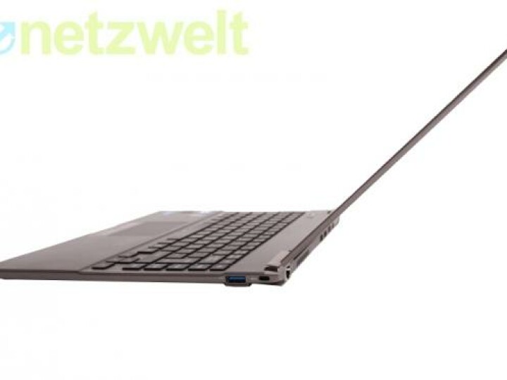Das Display lässt sich bis zu einem Winkel von maximal 140 Grad nach hinten klappen. Dann wippt es allerdings leicht nach, wenn der Nutzer etwas kräftiger in die Tasten haut.