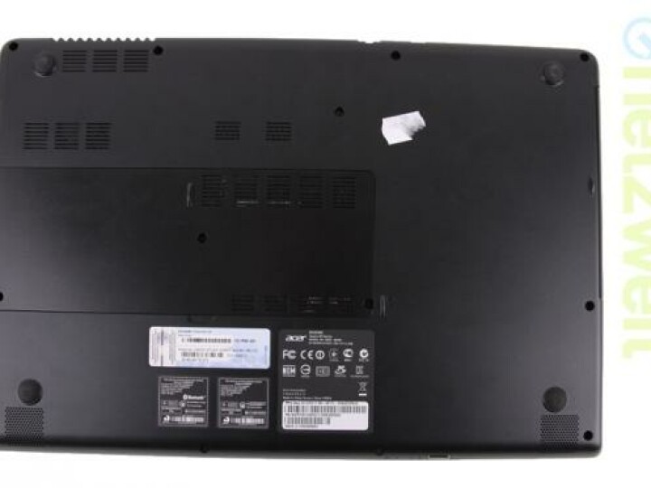 Löst man ein paar Schrauben im Boden, steht die Tür zum Innenleben des Acer-Notebooks offen.