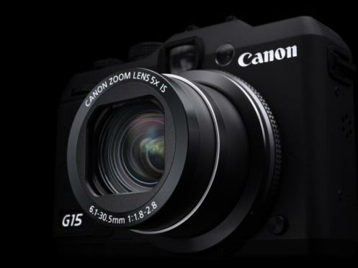 Das stabile Aluminiumgehäuse der Canon Powershot G15 trägt ein lichtstarkes Zoomobjektiv mit einer Anfangsöffnung von 1:1,8.