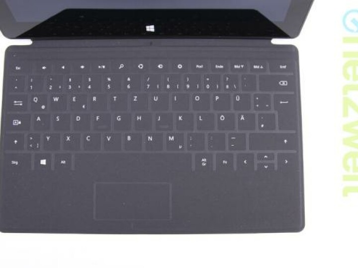 Das Touch Cover bietet keinen Tastenhub und ist beim Schreiben zunächst sehr gewöhnungsbedürftig. Mit der Zeit sinkt die Fehlerrate aber rapide.