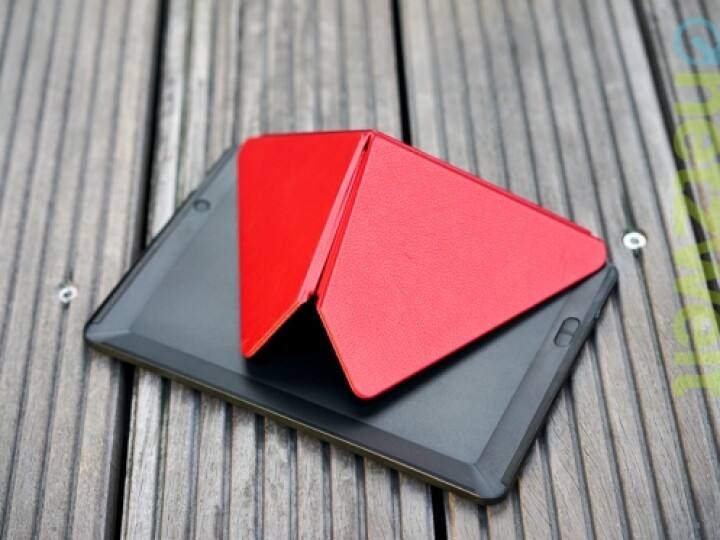 Die durchaus praktische, aber recht schwere Origami-Hülle aus Leder liefert der Hersteller gegen Aufpreis mit. Das Tablet wird per Magnet "eingeklinkt".