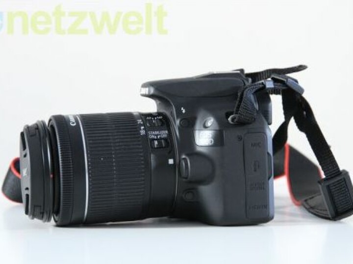 Die EOS 100D ist ähnlich kompakt wie eine Systemkamera.