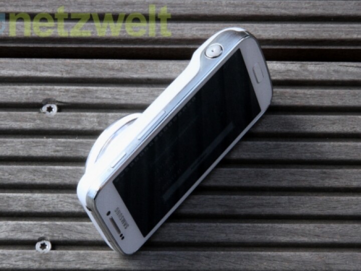 Das Galaxy S4 Zoom ist ein Mix aus Smartphone und Kompaktkamera.