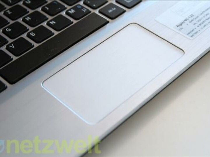 Nicht ganz sauber: Beim Einsetzen des Trackpads hat Acer ein wenig geschludert