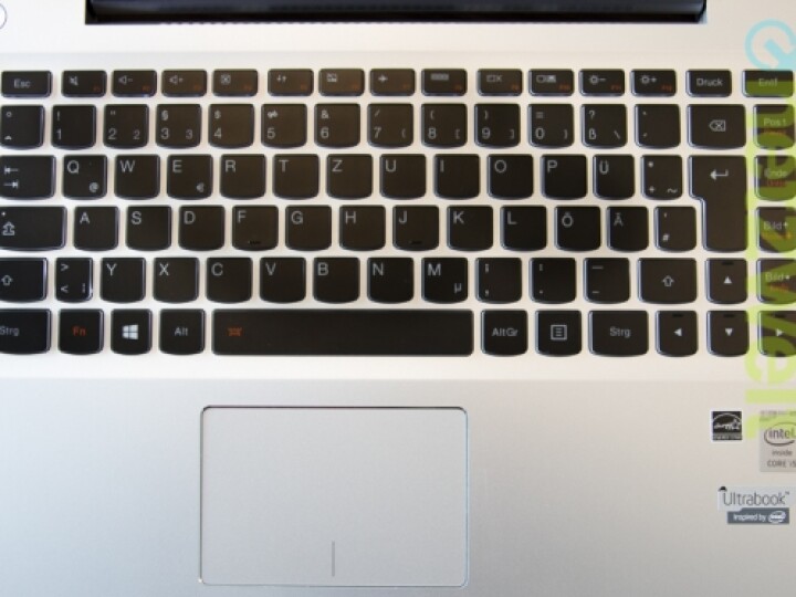Gut leben und arbeiten lässt es sich mit den Eingabegeräten. Die Tastatur ist beleuchtet.