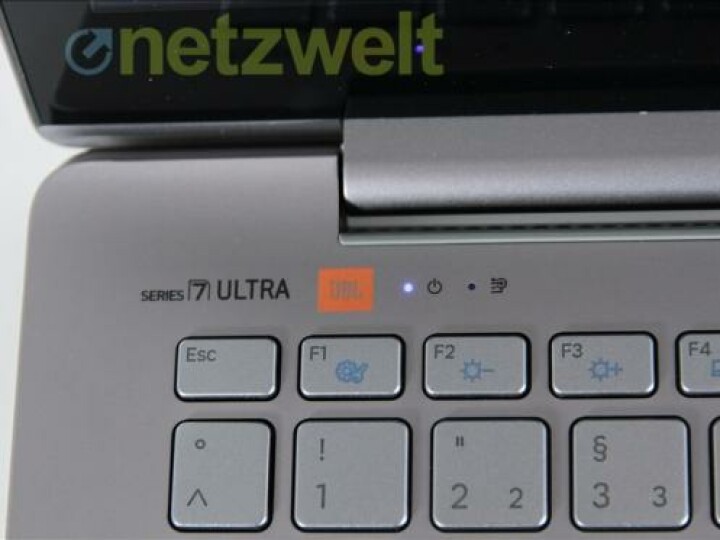 Die JBL-Lautsprecher befinden sich im Gehäuseboden und strahlen von dort fröhlich in Richtung Tischplatte.