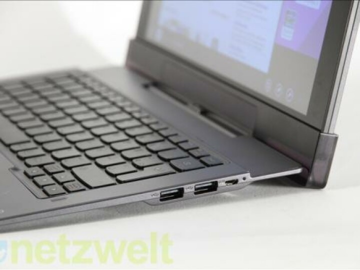 Klappt der Nutzer das Display um mehr als 90 Grad nach hinten, heben sich die Gummifüße in die Luft. Die Folge: Die Standfestigkeit leidet.