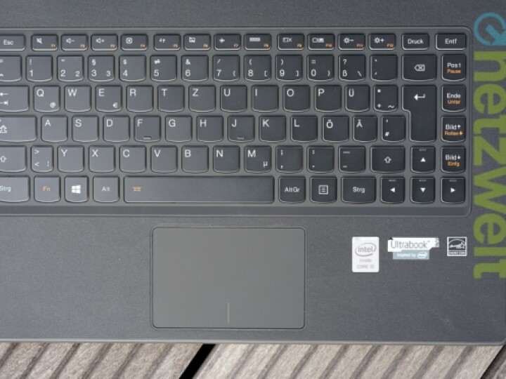 Kurzer Hub trifft auf exakten Druckpunkt - dennoch verlangt die Lenovo-Klaviatur nach einer Eingewöhnungszeit. Dafür sind sämtliche Tasten gleichmäßig beleuchtet.