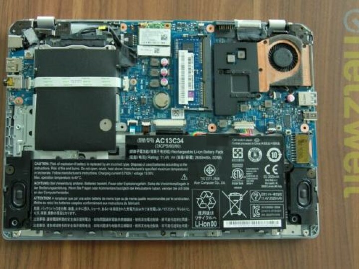 Nach Lösen von einer Handvoll Schrauben können versierte Nutzer Komponenten wie HDD, RAM und selbst den Akku austauschen.