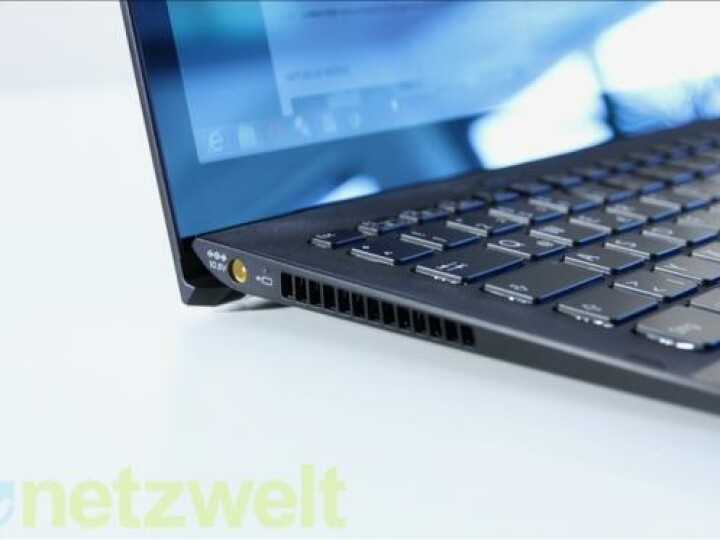 Wie die meisten aktuellen Touchscreens spiegelt auch die Anzeige des Sony Vaio Pro stark.
