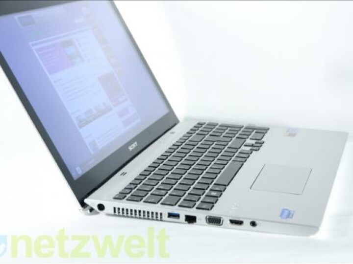 Oft ist man im Vaio-Alltag damit beschäftigt, den richtigen Winkel auf das Display zu erhaschen. Die Farben des TN-Panels verfälschen sehr schnell.