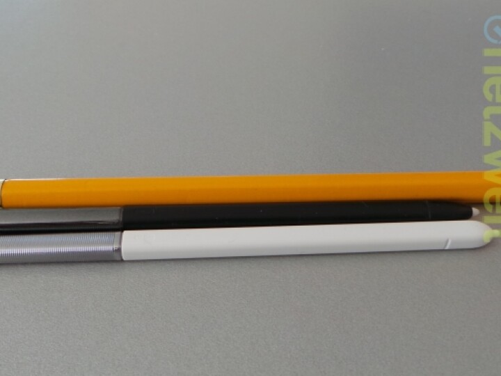 Der SPen des Galaxy Note (unten) ist dünner als ein Bleistift und der SPen des Note 2 (Mitte).
