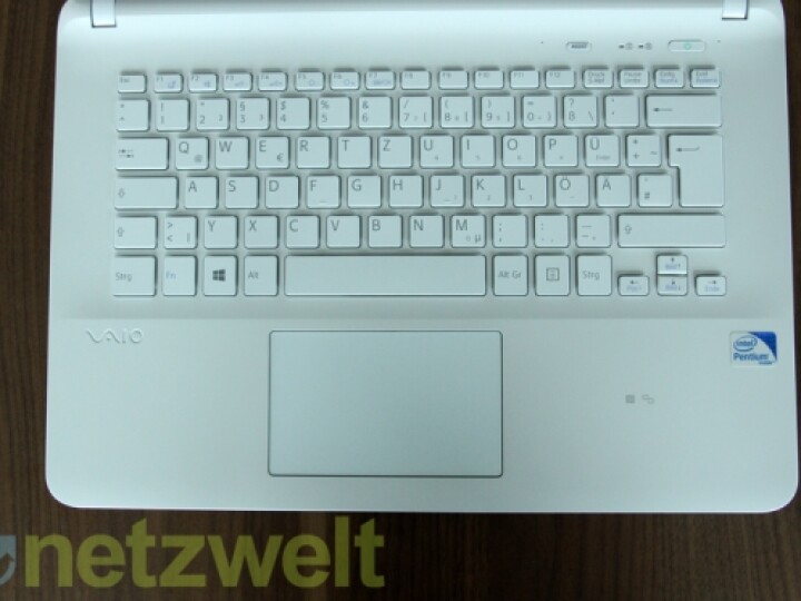 Die Tastatur gibt bisweilen ein Geräusch von sich, das entfernt an auf Pergamentpapier prasselndes Regenwasser erinnert.