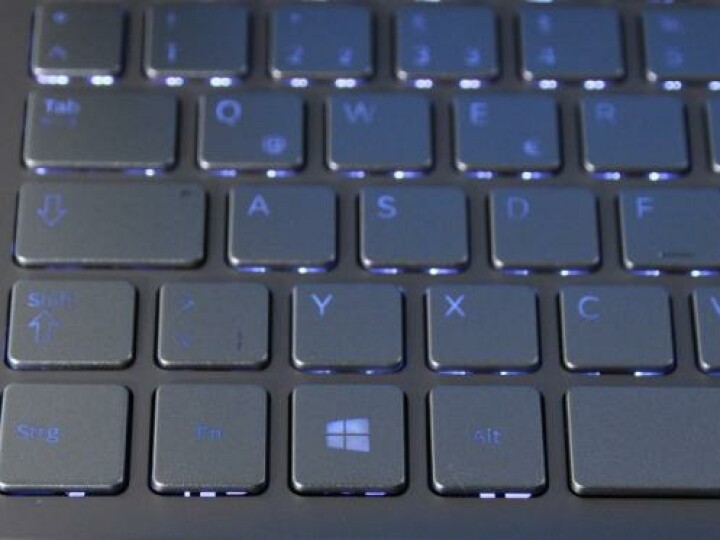 Die Tastaturbeleuchtung ist sehr unregelmäßig. Zudem schaltet der Umgebungslichtsensor die Beleuchtung meist willkürlich ein.