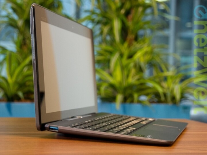 Beim Testgerät von netzwelt liegt die Tastatureinheit nicht eben auf der Tiischplatte auf.