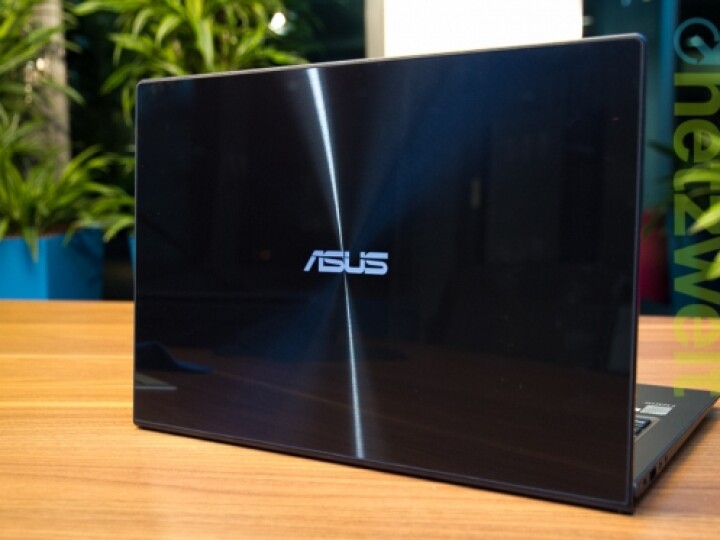 Die tiefblaue Front des aktuellen Asus Zenbook wird durch Gorilla Glass geschützt.
