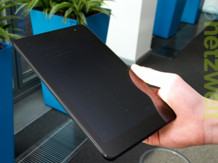 Passt locker in eine Hand, die andere bleibt frei für die Bedienung: Kompakte Tablets wie das Dell Venue 8 Pro werden immer beliebter.