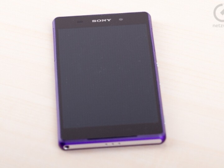 Auf dem Bildschirm des Xperia Z2 zeichnet sich die zugrunde liegende Pixel-Matrix ab.