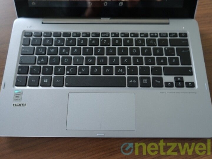 An Druckpunkt und Hub der Tastatur hat man sich schnell gewöhnt. Einige Sondertasten erleichtern den Umgang mit den Betriebssystemen.