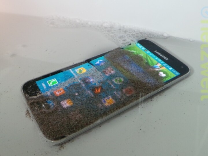 Das Galaxy S5 ist gegen Wasser und Staub immun.