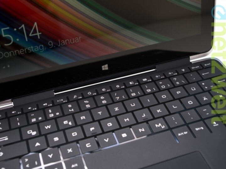 Sehr schick, dennoch ein großes Ärgernis: Die Touch-Tastatur muss ohne Hub auskommen.