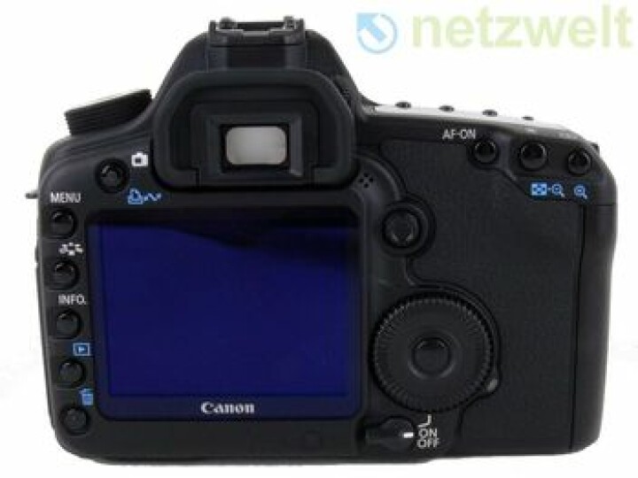 Auf der Rückseite der EOS 5D Mark II befinden sich neben dem drei Zoll großen Display zahlreiche Bedienelemente, mit denen man die Kamera zügig bedienen kann.