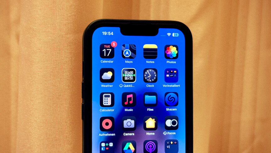 Mit Apple iOS 18 könnt ihr die App-Kacheln auf dem Home Screen eures iPhone auch dunkel hinterlegen lassen.