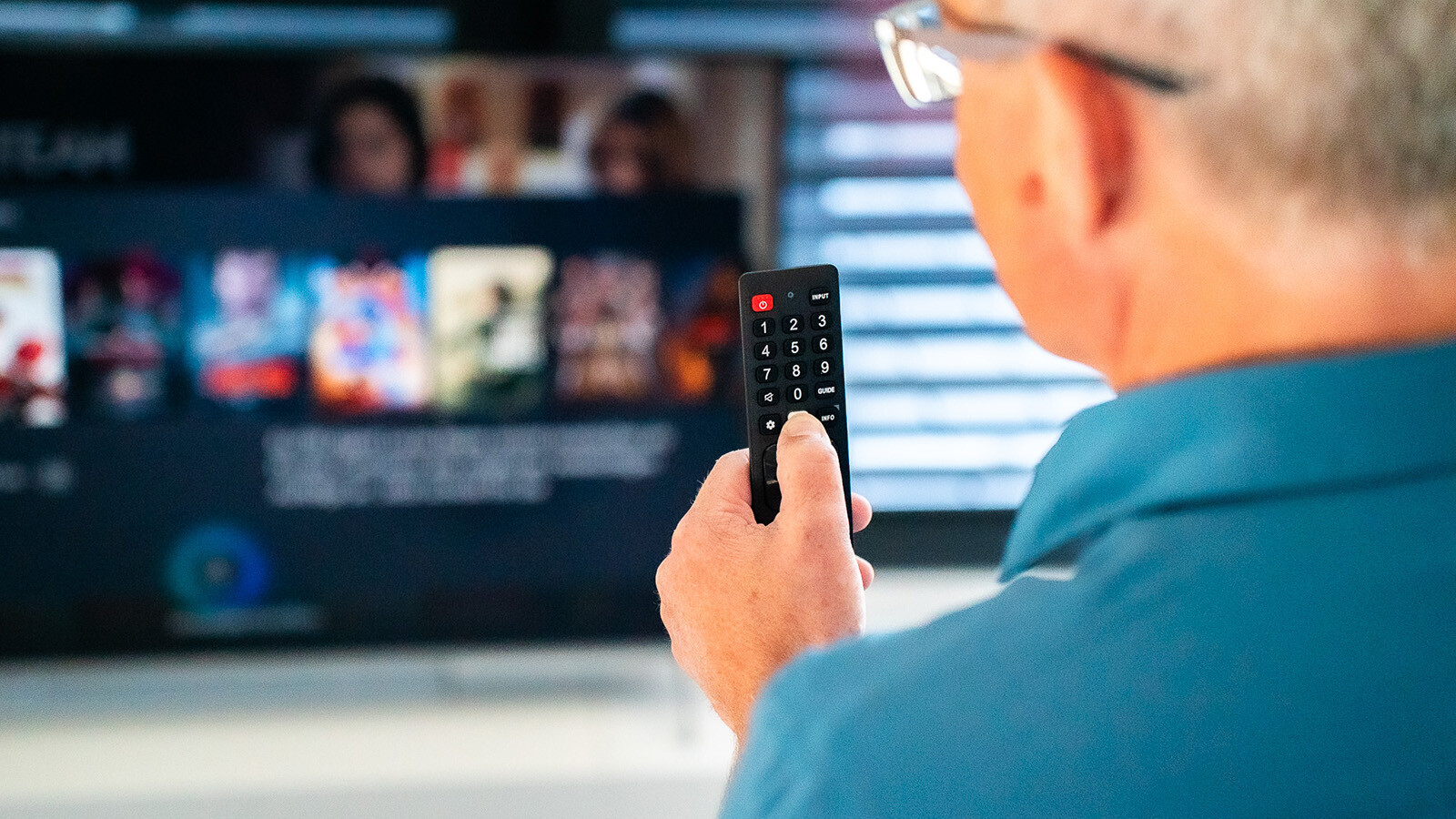 Die Fernbedienungen der Fernseher im Test sind mit Mikrofonen zur Sprachsteuerung bestückt. 