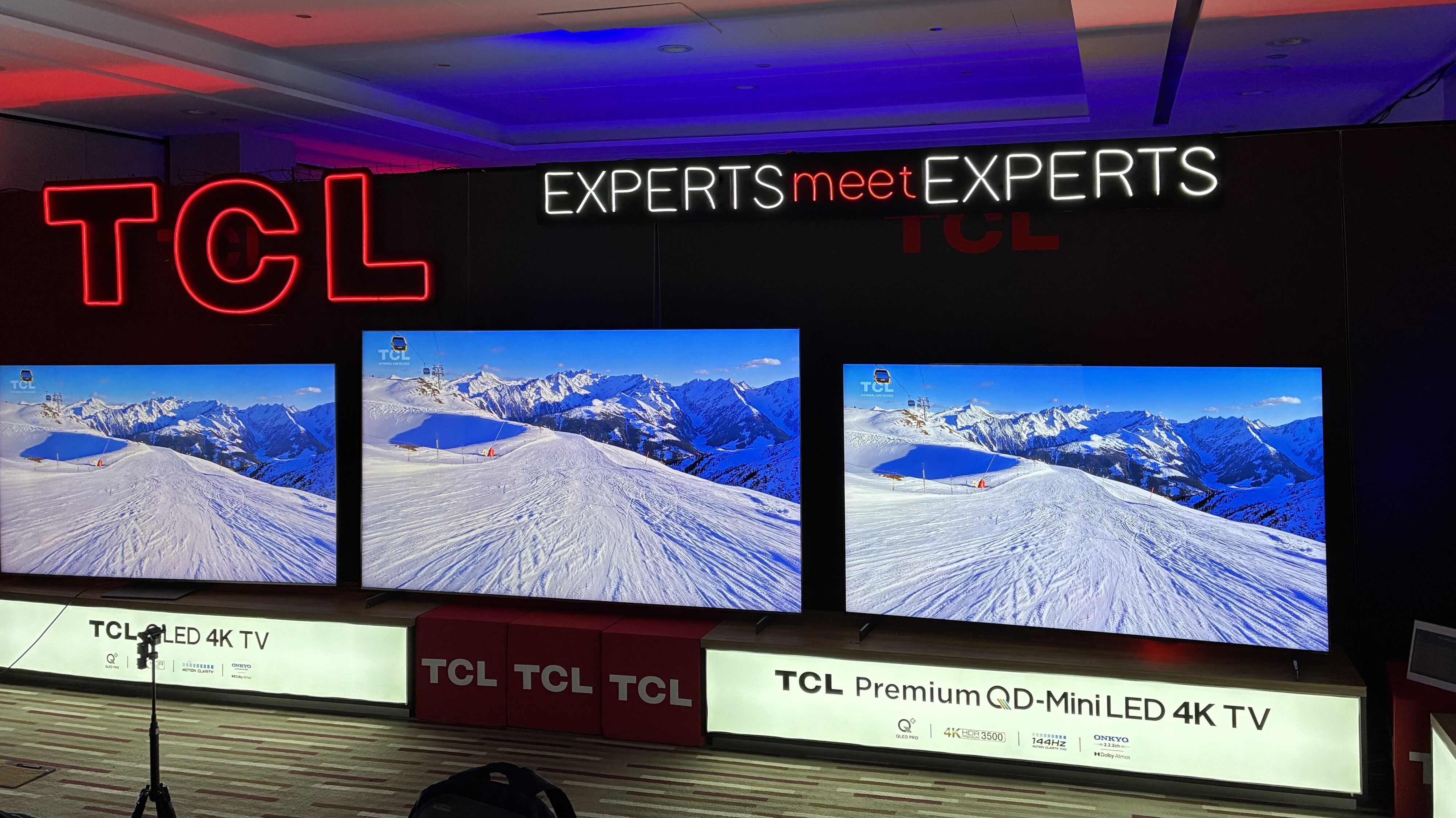 Bei TCL stehen Fernseher in Großformaten im Rampenlicht, in der Mitte der 98X11K, flankiert vom 85C9K und 85X11K