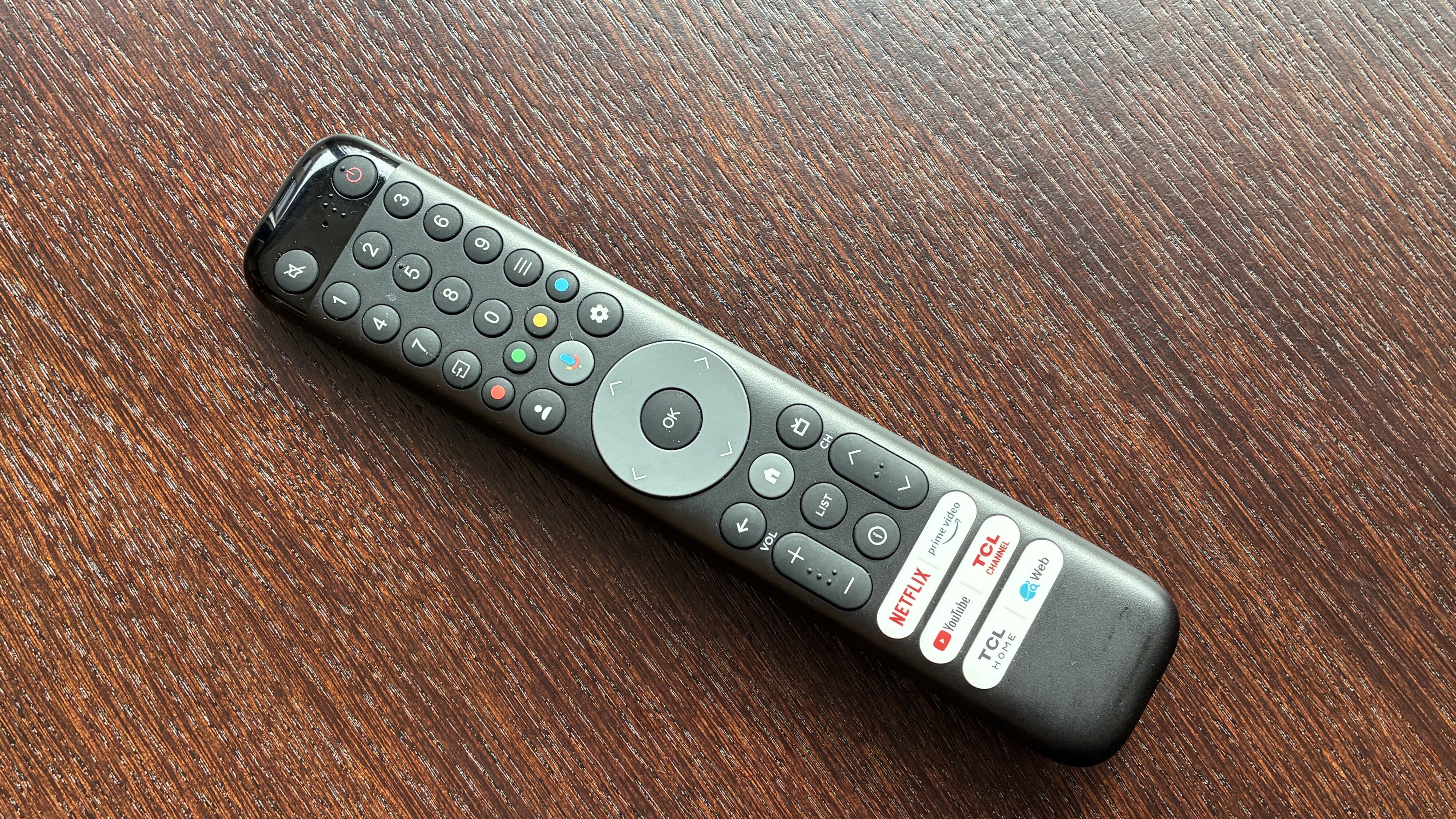 TCL liefert zu seinen Fernsehern eine handliche Fernbedienung mit.