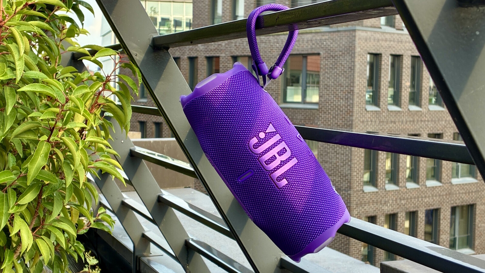 Mit seiner Schlaufe kann der JBL Charge 6 gemütlich zur Musik abhängen.