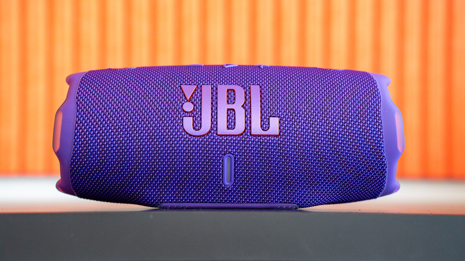 JBL Charge 6 im Test: Mit gutem Klang und funktionaler Ausstattung zum Testsieg. 