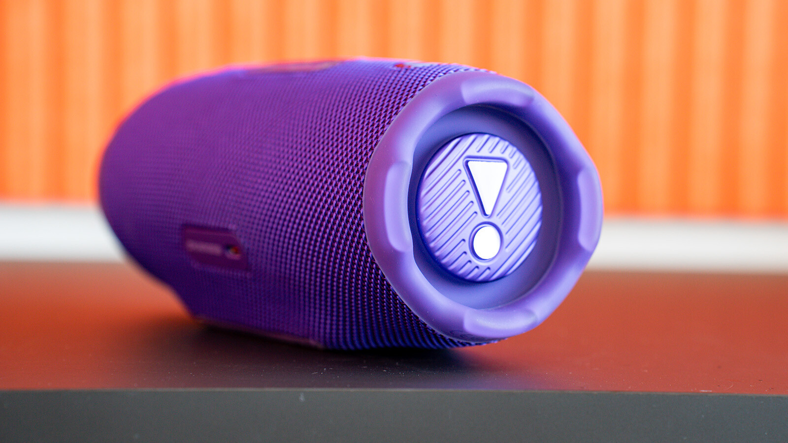 An den Stirnseiten sind beim JBL Charge 6 zwei Bassmembranen eingelassen.