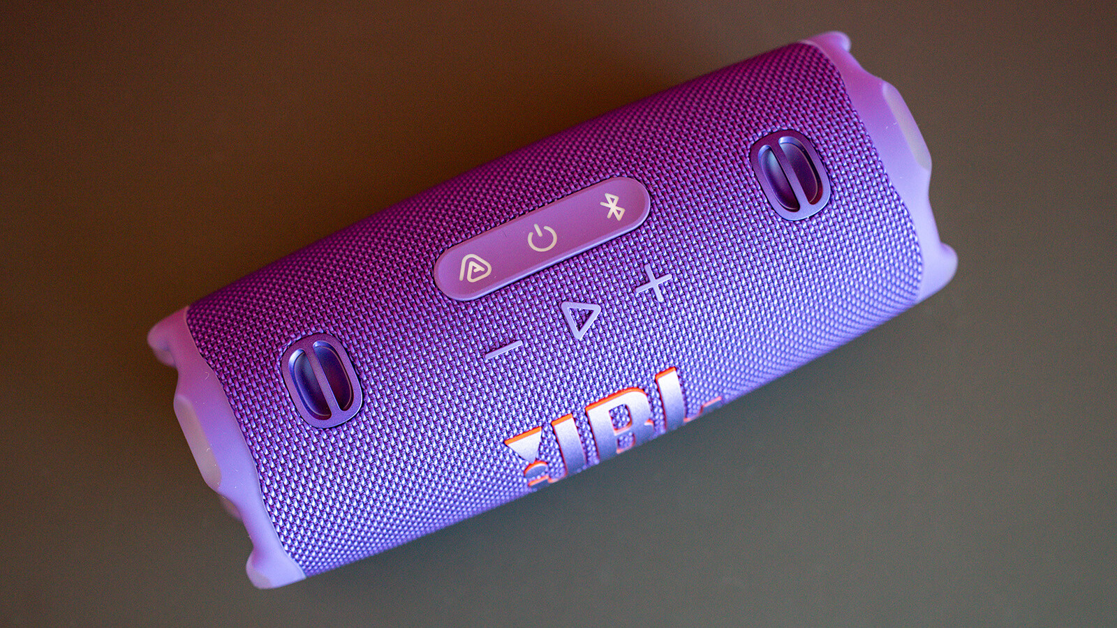 Bei der Bedienung gibt der JBL Charge 6 mit zwei Tastenreihen keine Rätsel auf.