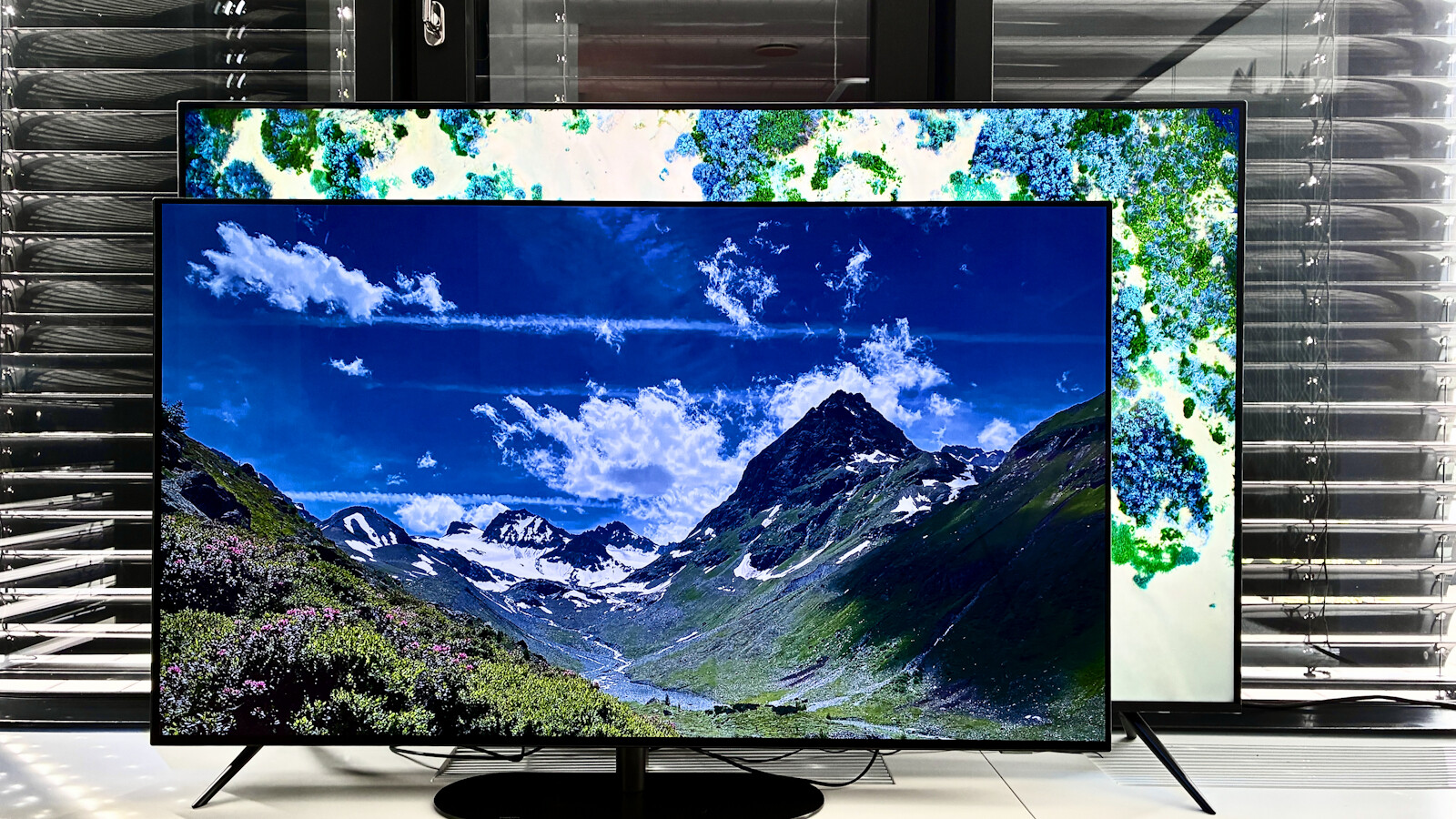 Die aktuell beliebtesten Fernseher-Größen im Vergleich: Vorne 55 Zoll, dahinter 65 Zoll