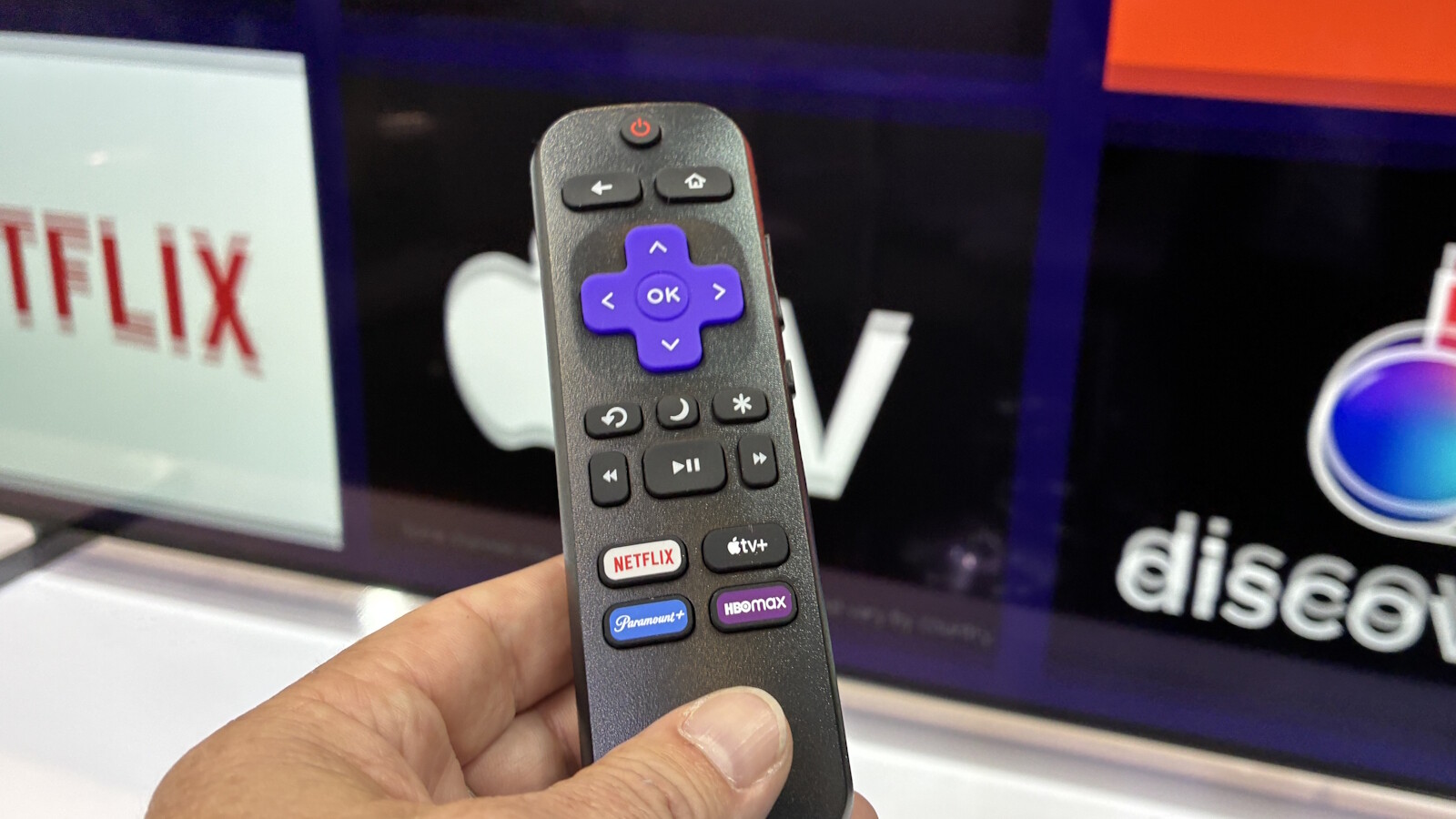 Bestandteil von Roku TV ist die übersichtliche Fernbedienung mit MIkrofon für Sprachsteuerung.