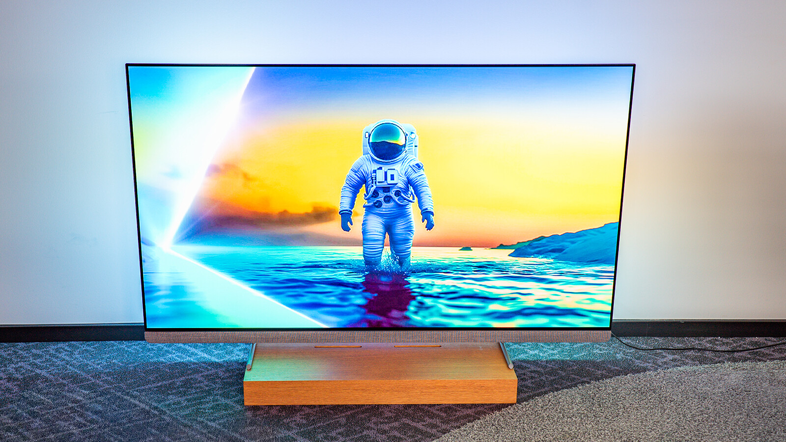 Der Philips OLED910 vereint überragende Bildqualität, sehr guten Klang und Ambilight zu einem der attraktivsten Fernseher auf dem Markt.