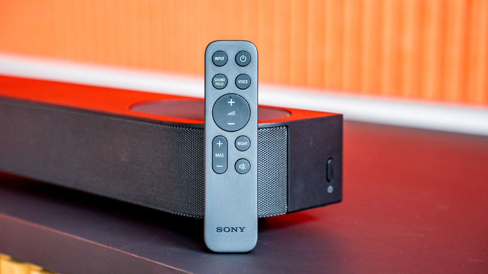 Alle Klangeinstellungen an der Sony Bravia Theatre Bar 6 sind auch mit der mitgelieferten Fernbedienung möglich.