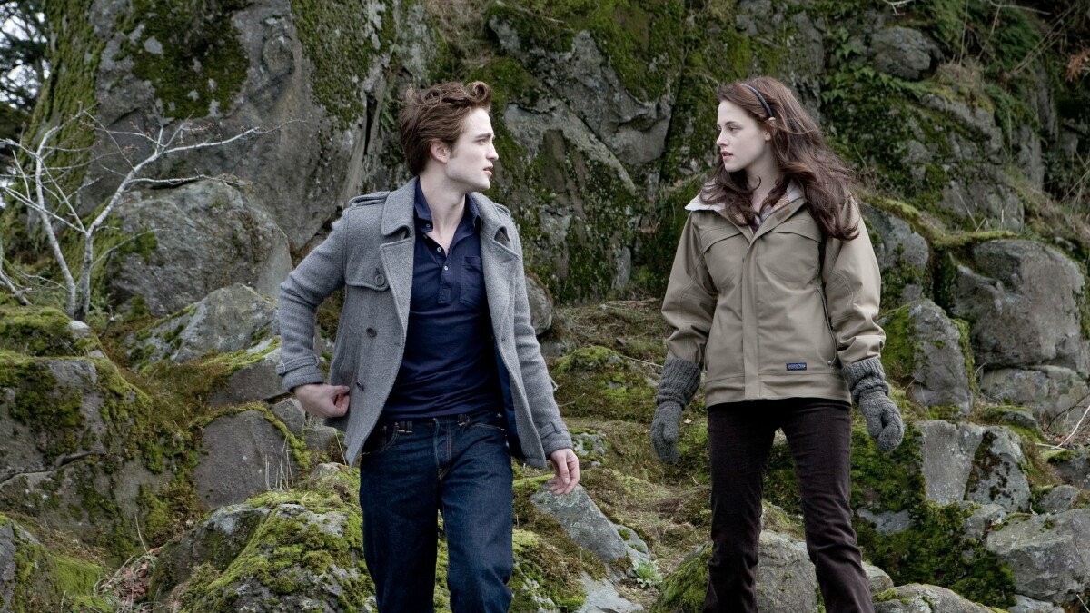 Bella y Edward están en el bosque.