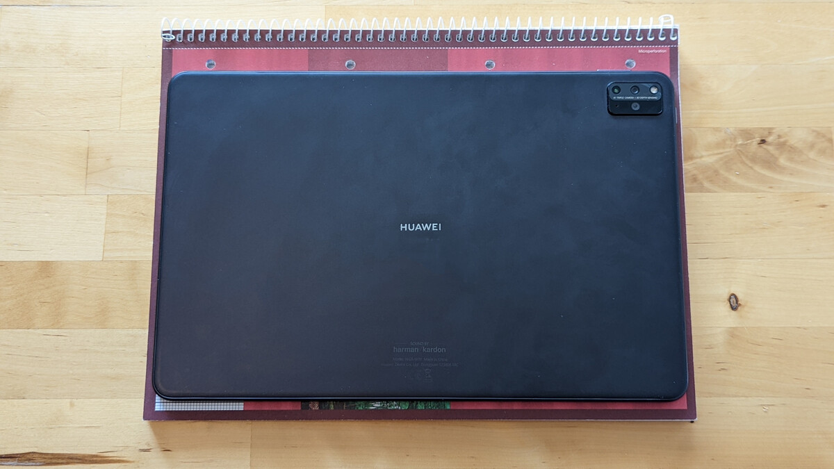 Das Huawei MatePad Pro 12.6 im direkten Größenvergleich zu einem College Block.