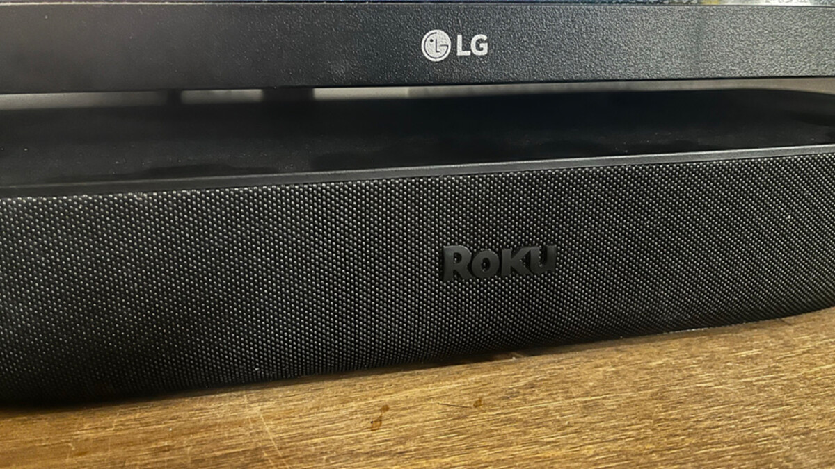 Simple, chic and compact, the Roku Streambar even finds enough space under a PC screen.