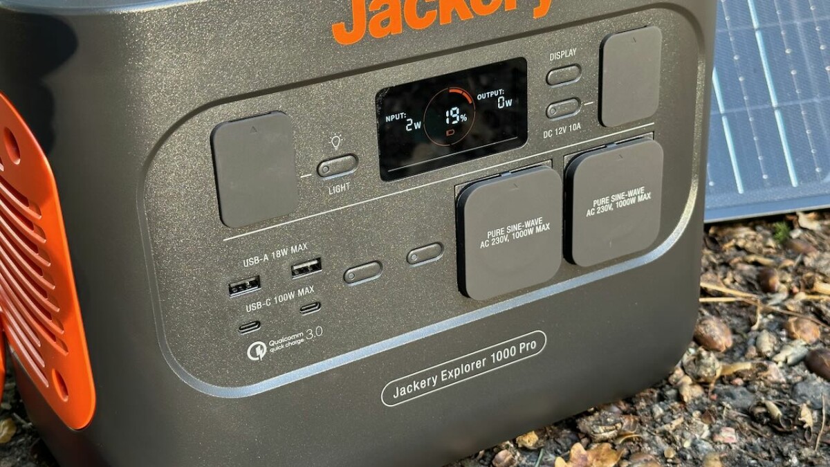 Desafortunadamente, el generador solar Jackery 1000 Pro no ofrece una conexión de aplicación.  Las conexiones en la parte delantera y trasera son prácticas.