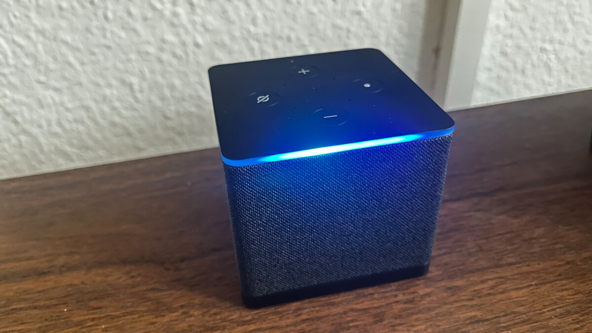 Because it only lights up blue: With the help of the built-in language assistant Alexa, you can control the Fire TV Cube hands-free.